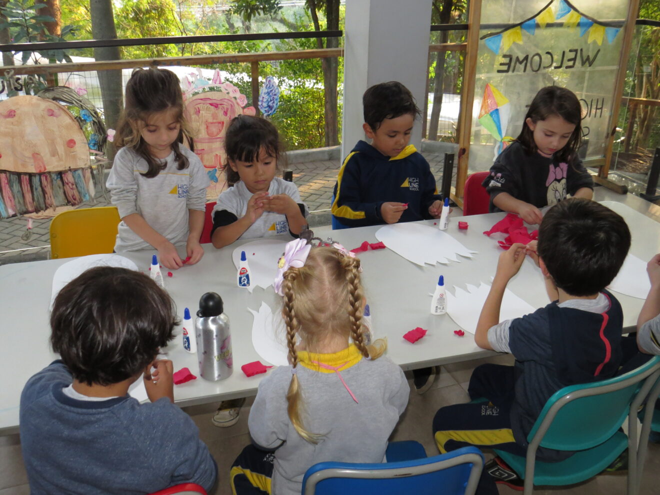 Crianças em aula de artes